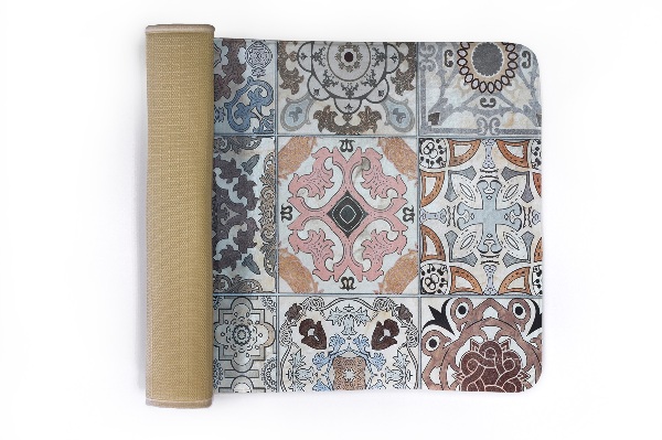 Tapis Carreaux à motifs floraux et géométriques