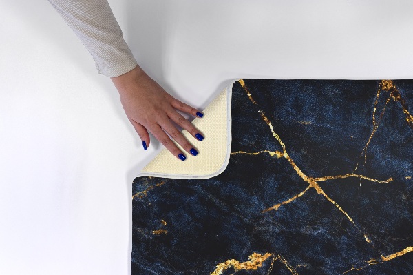Tapis Motif abstrait dans les tons de gris.