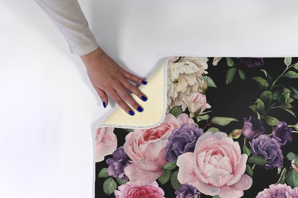 Tapis Fleurs sur fond noir