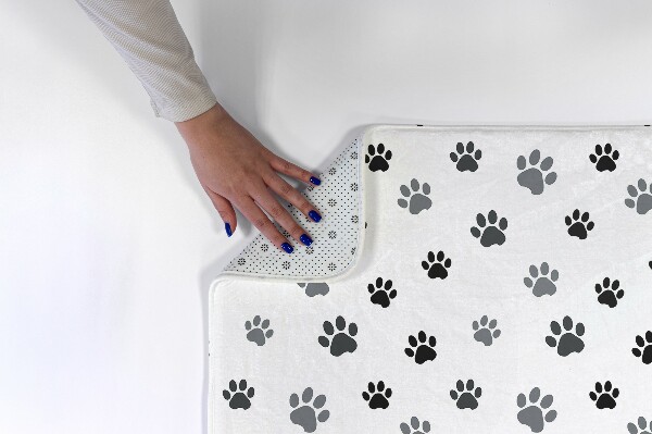 Tapis Empreintes de pattes sur fond blanc