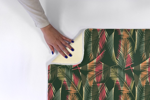 Tapis Feuilles de palmier colorées sur fond sombre