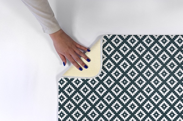 Tapis Marques de pattes sur fond blanc.
