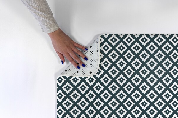 Tapis Marques de pattes sur fond blanc.