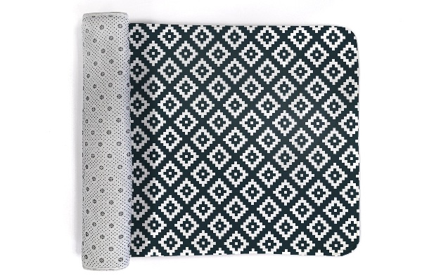 Tapis Marques de pattes sur fond blanc.