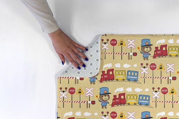 Tapis Train et ours en peluche