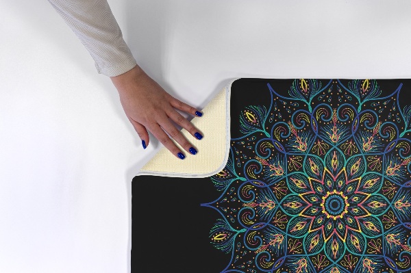Tapis Mandala coloré sur fond noir