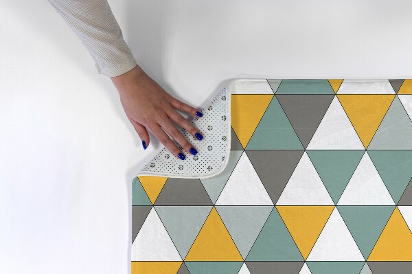 Tapis Triangles colorés dans un arrangement géométrique