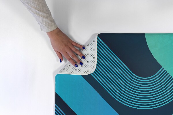 Tapis Motif marbré avec des lignes ondulées.