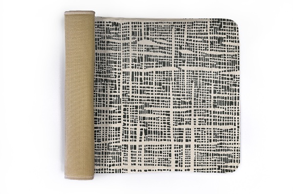 Petit tapis Motif abstrait rappelant le marbre.