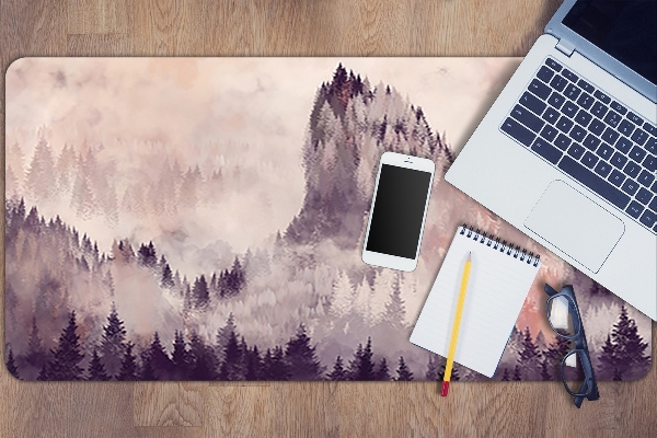 Tapis de bureau Montagne dans la forêt