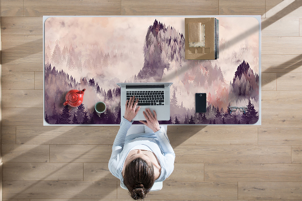 Tapis de bureau Montagne dans la forêt