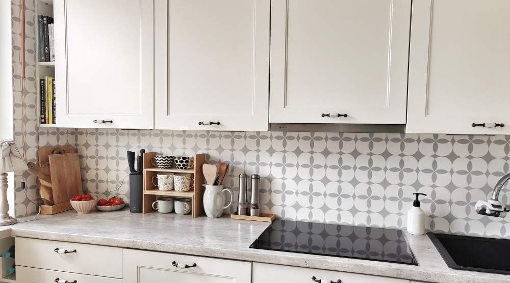 Que mettre sur le mur de la cuisine à la place du carrelage ? Un guide des solutions modernes