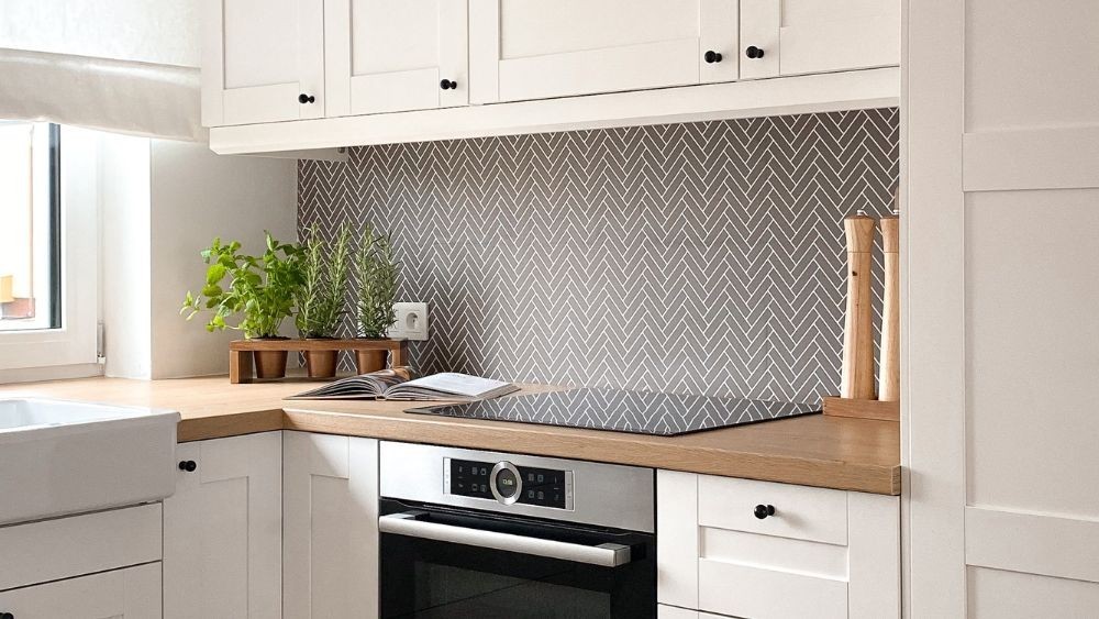 Rénovation sans enlever le carrelage – comment changer les murs et les sols sans gâchis